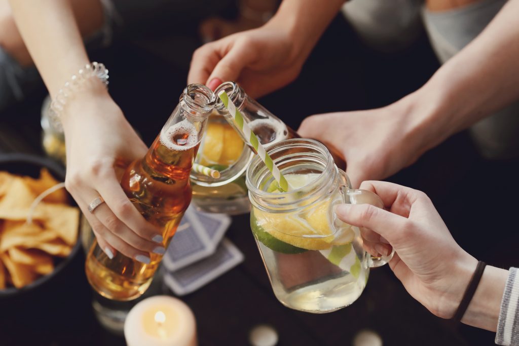 3 personnes qui trinquent pendant un apéro dinatoire 