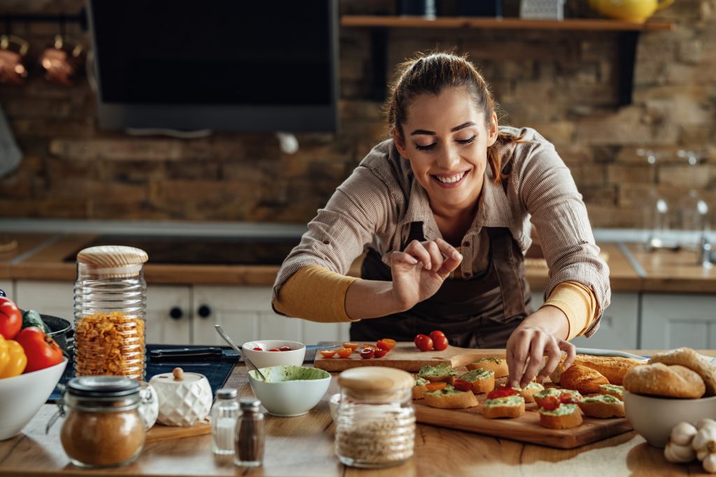 femme qui prépare des bruschetta pour un apéro dinatoire rapide